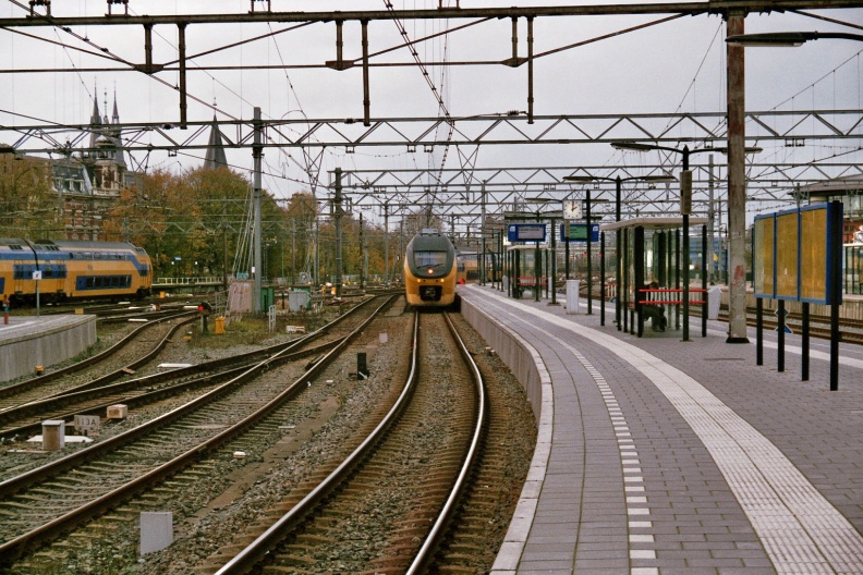 De VIRM voor de thuisreis rijdt Amsterdam CS binnen