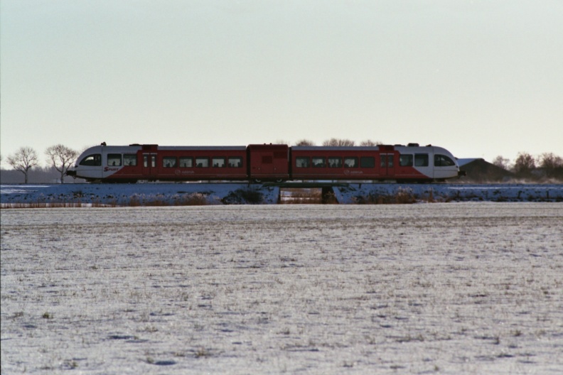 Een Stadler GTW van Arriva passeert in het besneeuwde landschap van het Hogeland de brug over het Westeremdermaar
Canon Eos 3000
Fujifilm Superia X-tra 400 ISO 35 mm
Tamron AF70-300MM lens
flickr-25770497291.jpg