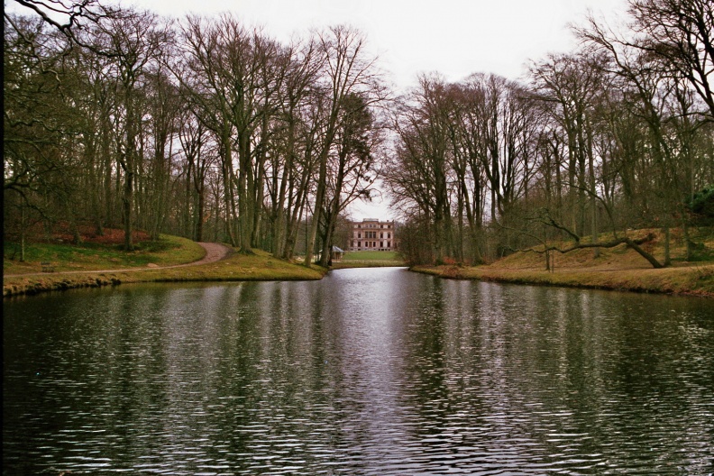 Een blik naar landhuis Elswout bij Overveen. Landgoed en huis vormden het decor van de tv-serie Loenatik.
Camera: Canon Eos 3000
Film: Fujifilm Superia X-tra 400 ISO
flickr-30880646430.jpg