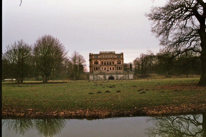 Een blik naar landhuis Elswout bij Overveen. Landgoed en huis vormden het decor van de tv-serie Loenatik.
Camera: Canon Eos 3000
Film: Fujifilm Superia X-tra 400 ISO flickr-31160228051.jpg