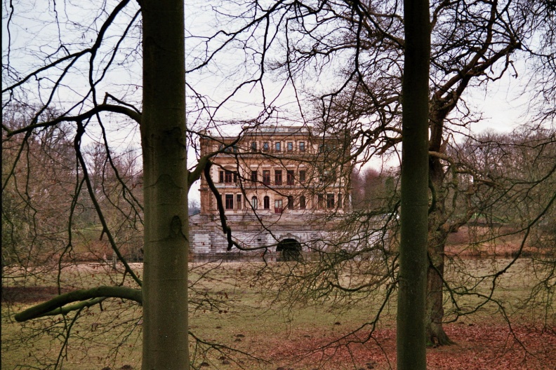 Een blik naar landhuis Elswout bij Overveen. Landgoed en huis vormden het decor van de tv-serie Loenatik.
Camera: Canon Eos 3000
Film: Fujifilm Superia X-tra 400 ISO flickr-31238612746.jpg