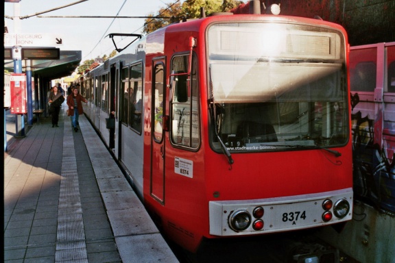 B-Wagen 8374 op Haltestelle Oberdollendorf van de Siebengebirgsbahn