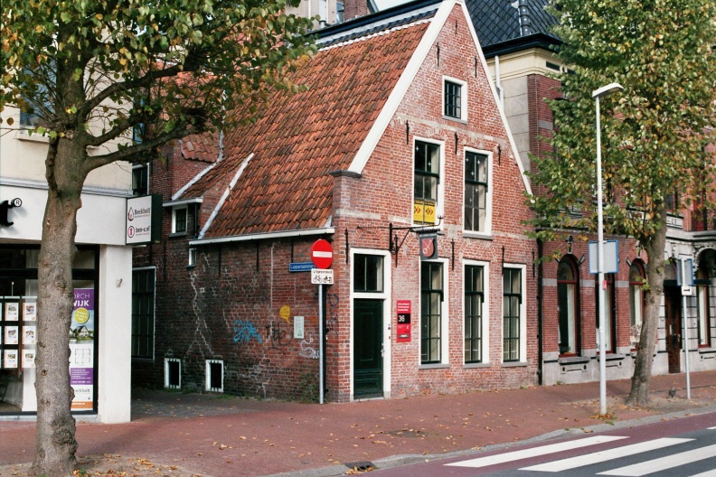 Aanlegplaats voor de snikke (trekschuit) van en naar Loppersum in Groningen. Een belangrijk punt voor reizen met het Openbaar Vervoer in vroeger eeuwen. Camera: Canon Eos 3000 Film: Hema Kleurenfilm 200 ISO
flickr-32289362812.jpg