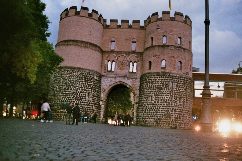 De Hahnentorburg in Keulen bij het vallen van de avond.
De poort is gebouwd aan het begin van de dertiende eeuw.
Zie het betreffende artikel in de Duitstalige Wikipedia.
Camera: Canon Eos 3000
Film: Fujifilm Superia X-tra 400 ISO
flickr-33162408880.jpg