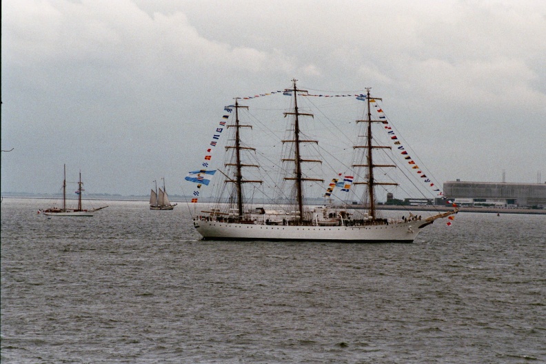 The Ara Libertad, shot from the ferry between Texel - Den Helder on Sail Den Helder.
Camera: Canon Eos 3000
Film: Fujifilm Superia X-tra 400 ISO
Lens: Tamron AF70-300mm
flickr-35819667723.jpg