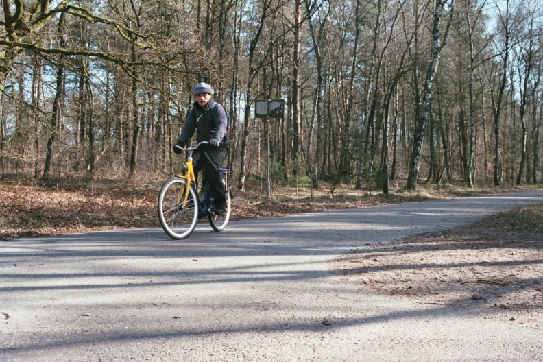 Met een in Amersfoort gehuurde OV-fiets onderweg naar conferentiecentrum Woudschoten. De foto is genomen met een Ultrapod (geplaatst op een ANWB paddestoel) en timer op de Treekseweg ten zuiden van de Leusder Heide.
Camera: Canon Eos 3000
Film: Fujifilm Superia X-tra 400 ISO
LEAD Technologies Inc. V1.01 imm030_N30.jpg