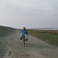 Buitendijks op de dam van het Lauwersmeergebied