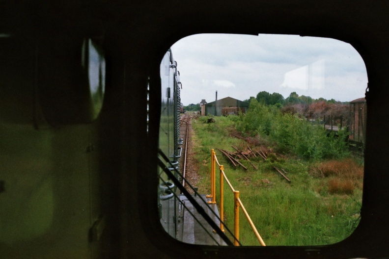 Blik vanuit de cabine van dieselocomotief 2454