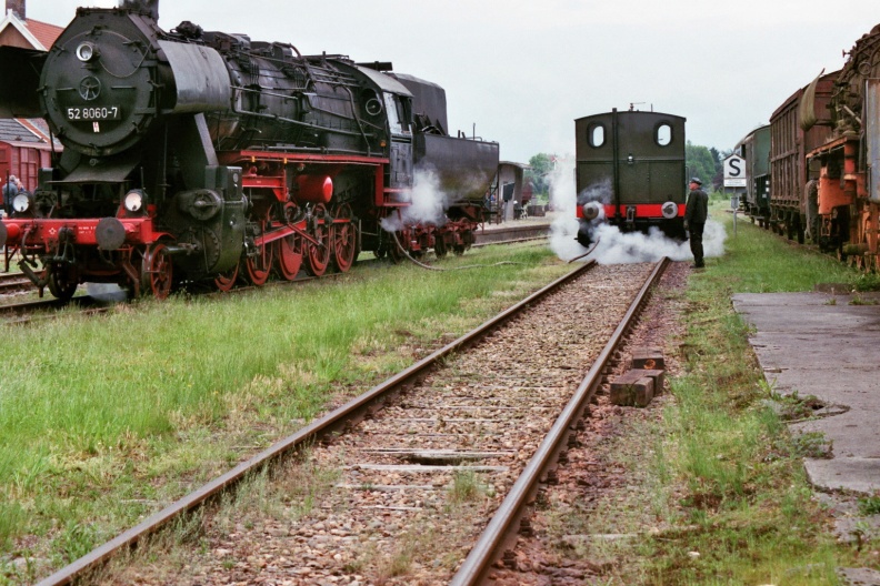 Dampfspeicherlokomotiv wir beigefüllt mit der BR 528060-7
Fireless steamlocomotive O&K Zurdos (Zahnwasser), built in 1913, at heritage railway STAR in Stadskanaal is reloaded with steam from BR 52 8060-7
Meer informatie over O&K Zurdos: zie de pagina op www.industriespoor.nl
Camera: Canon Eos 3000
Film: Fujifilm Superia X-tra 400 ISO
LEAD Technologies Inc. V1.01 imm020_21.jpg