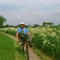 Ligfietsen op het smalle pad tussen Krewerd en Nijenklooster