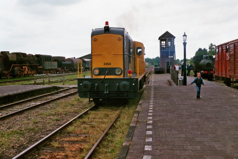 Aaan de andere zijde van het perron staat vuurloze stoomlocomotief 6526
Camera: Canon Eos 3000
Film: Fujifilm Superia X-tra 400 ISO
LEAD Technologies Inc. V1.01 imm023_24.jpg