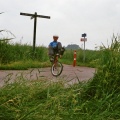 Op de ligfiets bij het fietspad bij Fransum