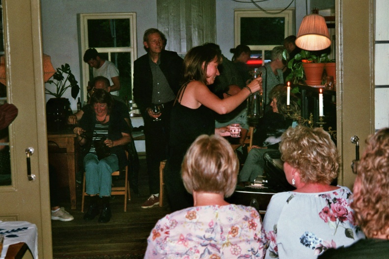 Een concert letterlijk tussen de schuifdeuren
Camera: Canon Eos 3000
Film: Fujifilm Superia X-tra 400 ISO
LEAD Technologies Inc. V1.01 imm004_5.jpg