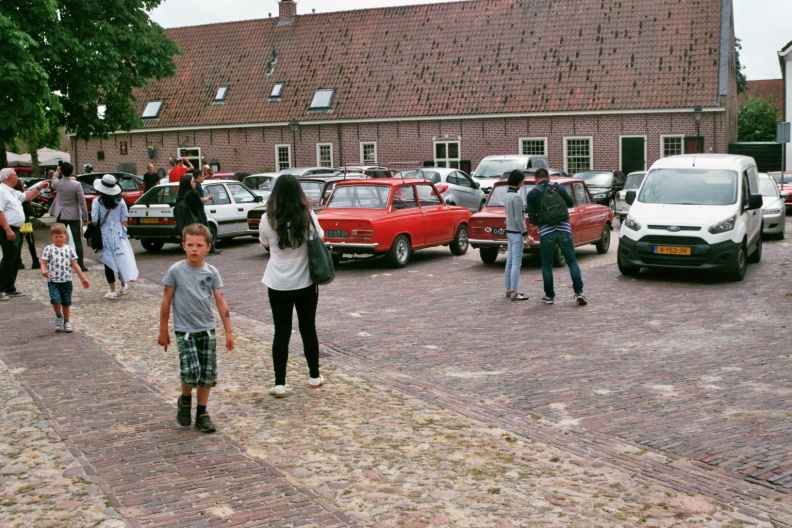 Dafjes en een Volvo 340 op de parkeerplaats in de vesting Bourtange