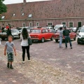 Dafjes en een Volvo 340 op de parkeerplaats in de vesting Bourtange