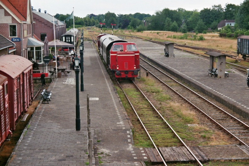 Donateursdag museumlijn STAR in Stadskanaal. Het emplacement van de STAR in Stadskanaal vanaf het bordes van van het seinhuis met een trein komend van Nieuw Buinen getrokken door de MaK DL 12
Camera: Canon Eos 3000
Film: Fujifilm Superia 200 ISO
LEAD Technologies Inc. V1.01 imm032_33.jpg