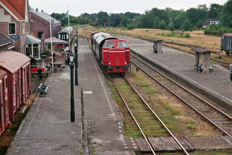 Emplacement station Stadskanaal met diesellocomotief Mak DL 12