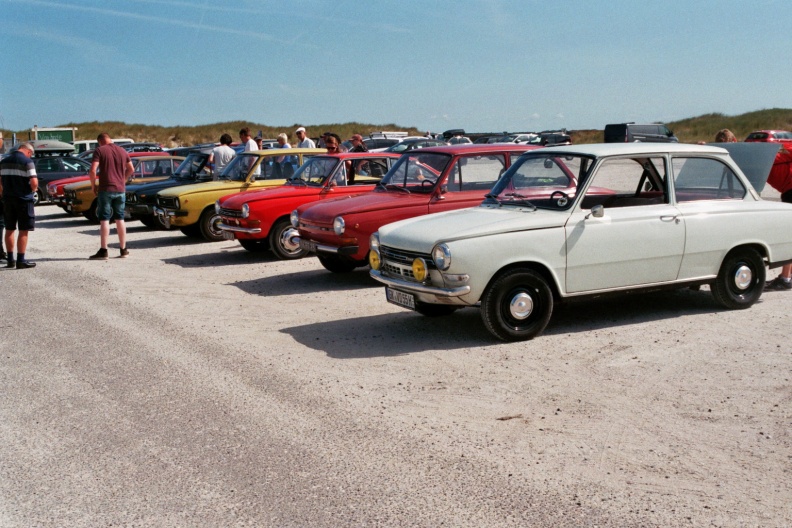 Bij paal 9 oftwel de Hoornderslag. Van links naar rechts: Een Daf 55, de Daf 46, Daf 55 Coupé, Daf 66, Volvo 66 cabrio, Daf 66 1300 Marathon Coupé.
Camera: Canon Eos 3000
Film: Fujifilm Superia 200 ISO
LEAD Technologies Inc. V1.01 imm019_20.jpg