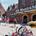 Met de ligfiets bij station Maastricht