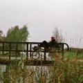 Met de ligfiets over de brug bij de Haanssluis