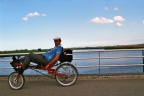 Met de ligfiets op de brug over het Kommerzijlsterriet bij Electra