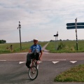 Met de ligfiets op de Thesingerlaan, voorbij de Boersterweg