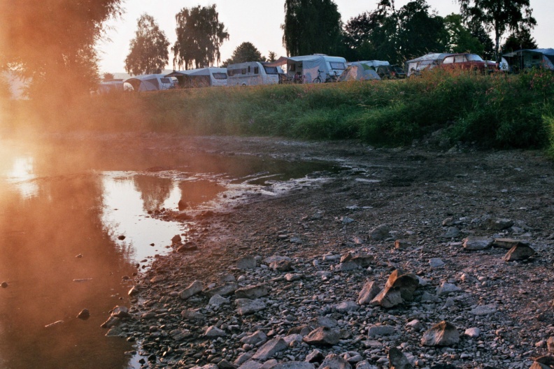 Zo laag stond de Weser. De foto is vroeg in de ochtend genomen.
Op de achtergrond zijn de ligfiets en de Daf nog te zien.
Camera: Canon Eos 3000
Film: Fujifilm Superia 200 ISO
LEAD Technologies Inc. V1.01 imm004_5.jpg