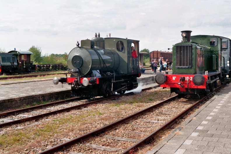 De vuurloze en NS 162 houden een westrijdje tijdens Stadskanaal Onder Stoom 2018