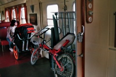 De ligfiets in het rolstoelrijtuig onderweg naar Veendam