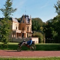 Op de ligfiets bij de Borg Nienoord te Leek