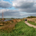 Ligfietsen bij het Reitdiep vlakbij de fietsbrug bij de Wetsingersluis