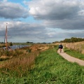 Ligfietsen bij het Reitdiep vlakbij de fietsbrug bij de Wetsingersluis