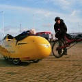 Met de ligfiets bij de TT-hal ten zuiden van Assen. 