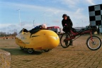 Met de ligfiets bij de TT-hal ten zuiden van Assen. 