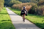 Met de ligfiets op het fietspad bij de Veenhuizerstukken in Stadskanaal