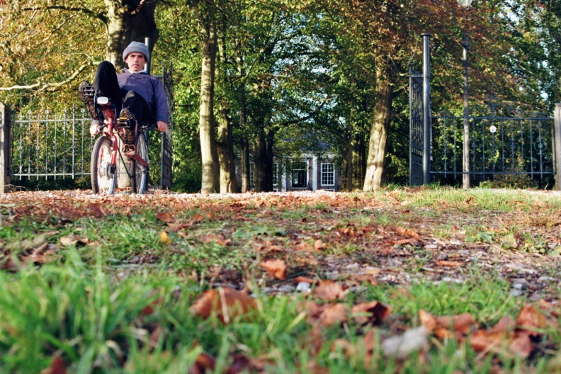 Met de ligfiets bij de veenborg Vaartwijk