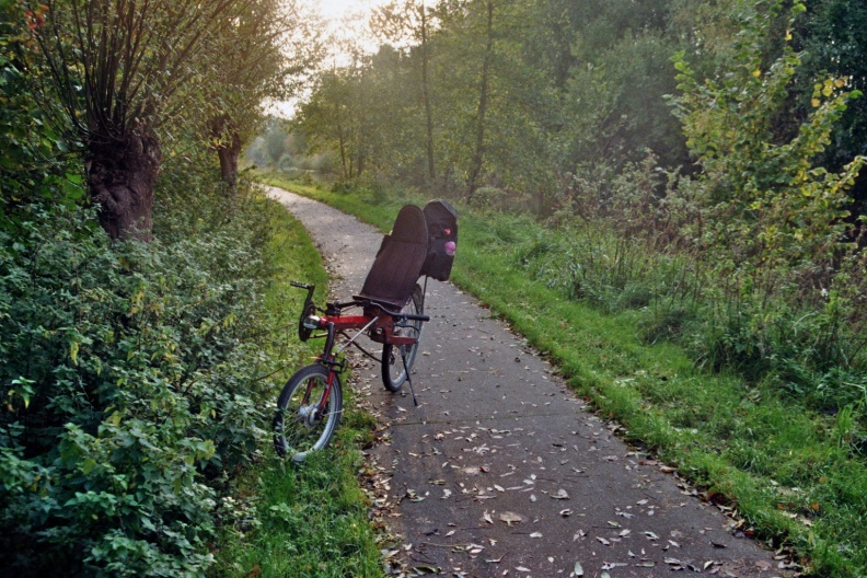 Met de ligfiets op het fietspad langs het Nieuwe Rijpmakanaal