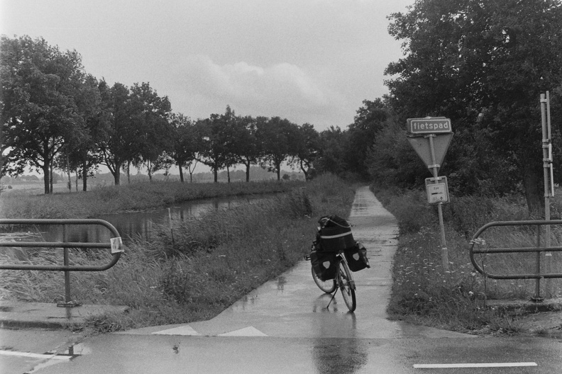 Ligfietsen langs het Apeldoorns Kanaal.