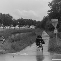 Ligfietsen langs het Apeldoorns Kanaal.