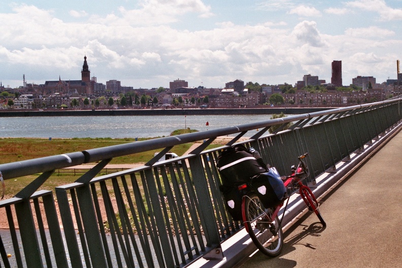 De Waal oversteken via de Snelbinder in Nijmegen