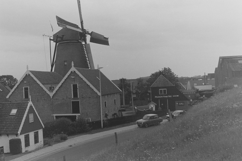 De Daf 46 en de Daf 66 Marathon Coupé staan bij het museum Kaap Skil met molen de Traanroeier op de achtergrond.
Camera: Canon Eos 300
Film: Ilford HP5 Plus 400 ISO PICT0467.JPG
