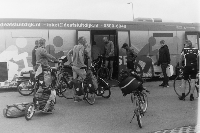 Drukte bij de fietsbus over de Afsluitdijk.
Camera: Zenit 3M
Film: Ilford FP4 plus 124 ISO PICT0483.JPG