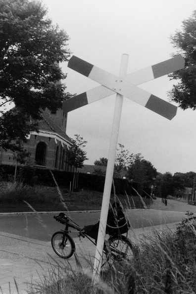 In Hitzum is een overweg gemaakt als herinnering aan de stoomtramlijn op de plaats waar de lijn tot 1939 door het dorp liep.
Camera: Zenit 3M
Film: Ilford FP4 plus 125 iso
PICT0481.JPG