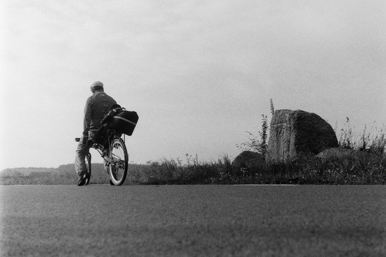 Op de ligfiets bij de gedenksteen aan de Delleweg