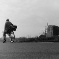 Op de ligfiets bij de gedenksteen aan de Delleweg